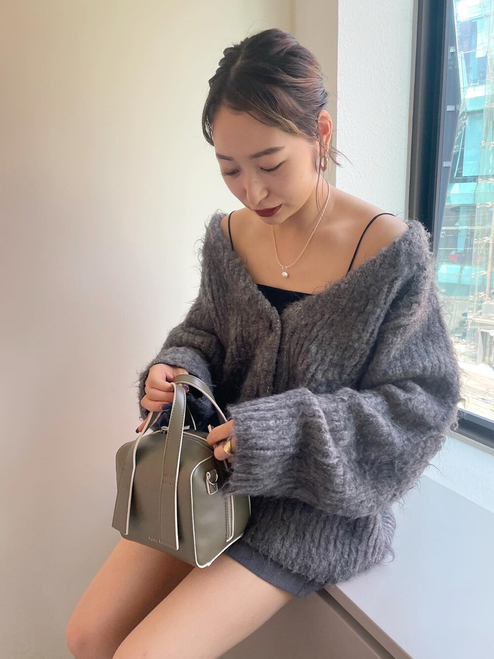 グレー系のカーディガン/ボレロ、グリーン系のボストンバッグ、ブラック系のその他パンツを着用したレディースの夏コーディネートの2枚目の写真