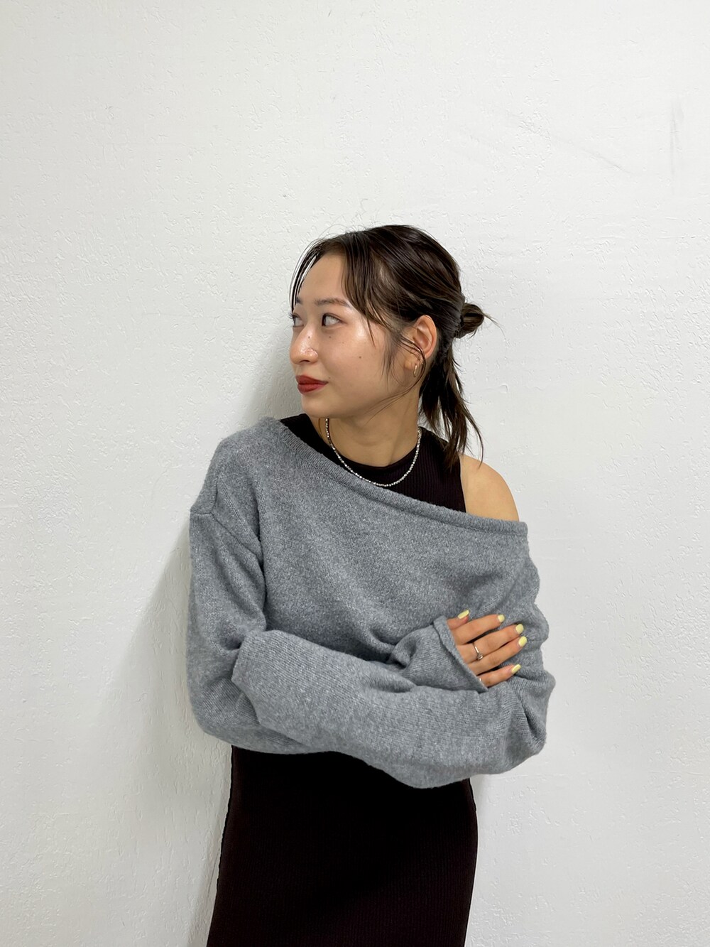 ブラウン系のワンピース、ブラック系のブーツを着用したレディースの秋コーディネートの2枚目の写真