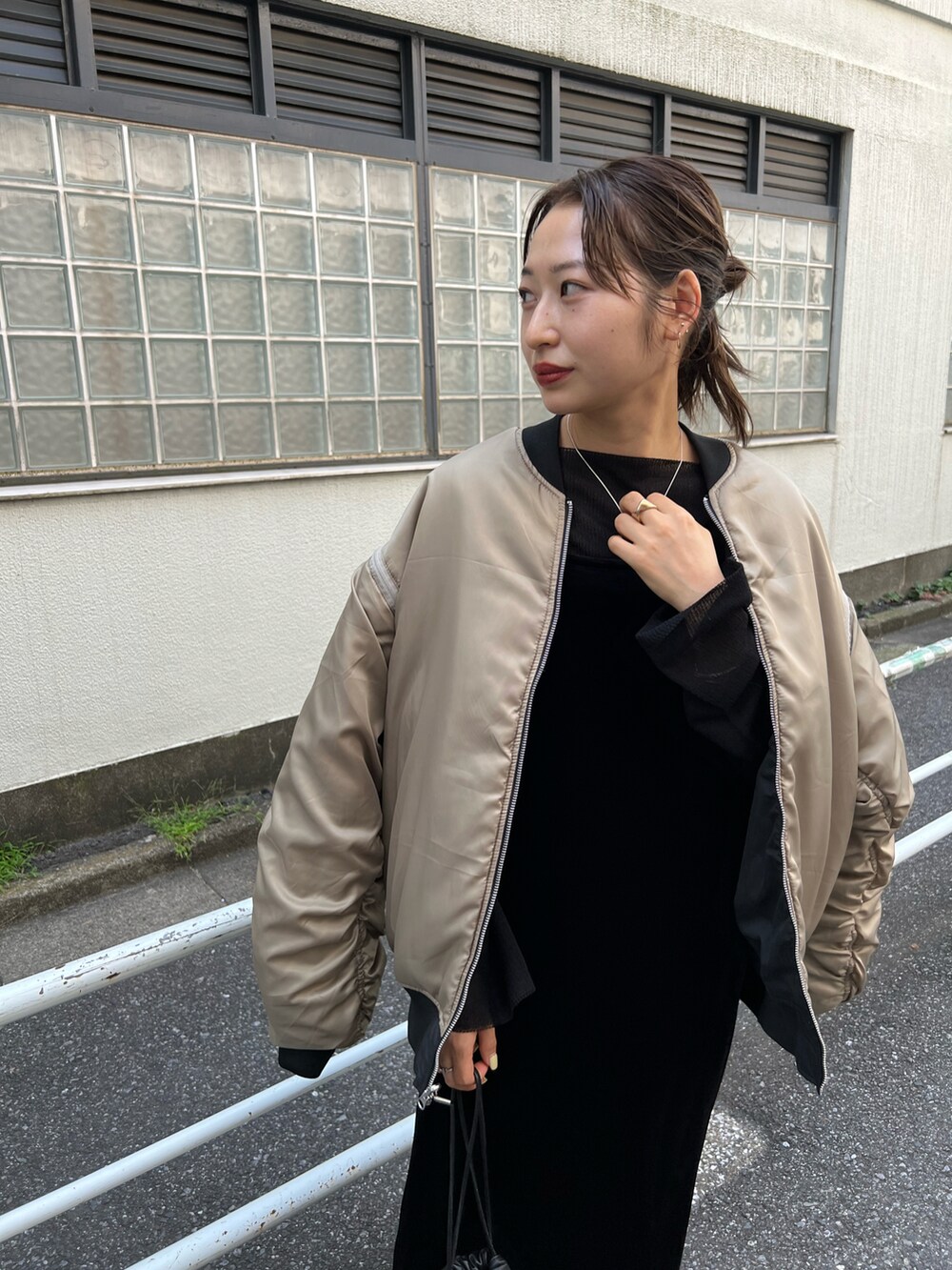 ブラック系のワンピース、ブラック系のブルゾンを着用したレディースの秋コーディネートの2枚目の写真