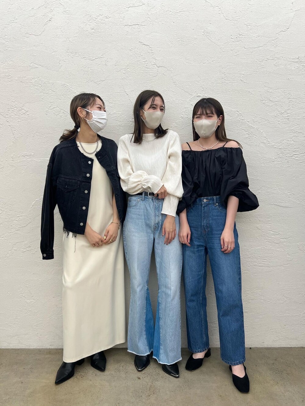 ブラック系のブーツ、ブラック系のスリッポン、ブラック系のパンプスを着用したレディースの夏コーディネートの2枚目の写真