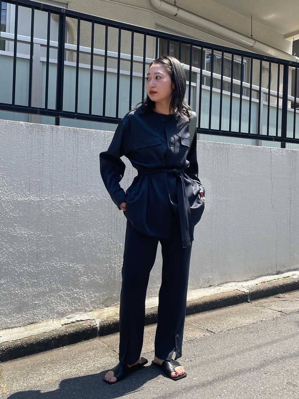 グリーン系のシャツ/ブラウス、グリーン系のデニムパンツを着用したレディースの夏コーディネートの2枚目の写真