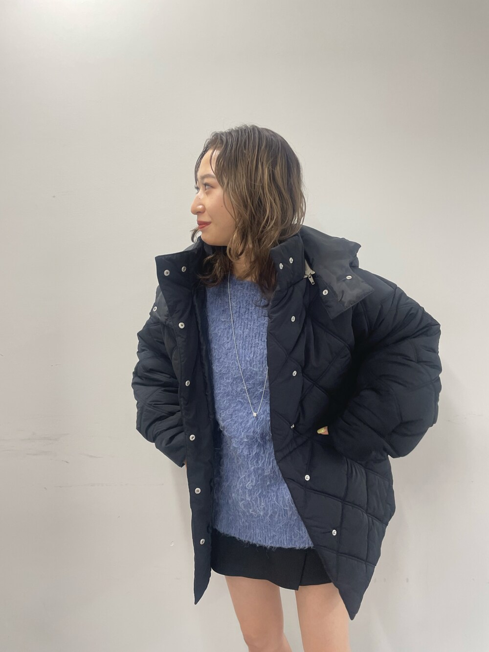 ブラック系のその他アウター、ブラック系のブーツ、ブラック系のその他パンツを着用したレディースの秋コーディネートの2枚目の写真