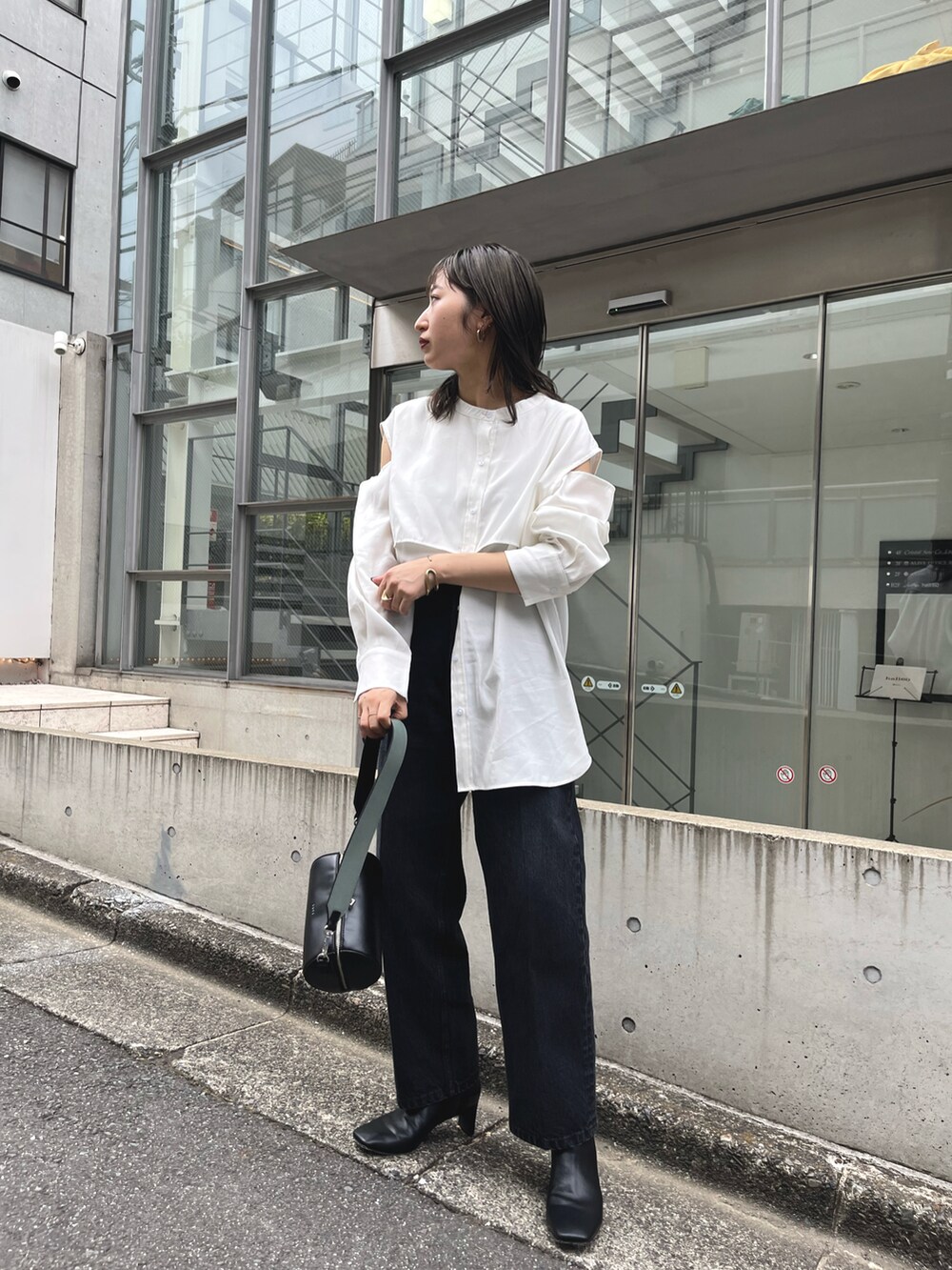 ホワイト系のシャツ/ブラウス、ブラック系のトートバッグを着用したレディースの夏コーディネートの2枚目の写真