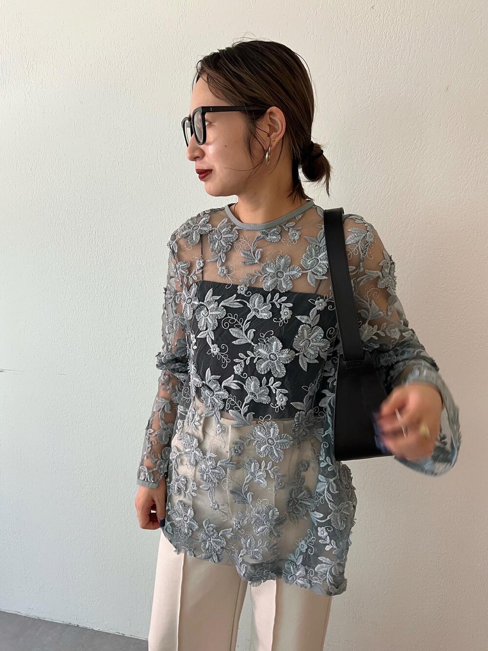 ブルー系のシャツ/ブラウス、ホワイト系のその他パンツを着用したレディースの夏コーディネートの3枚目の写真