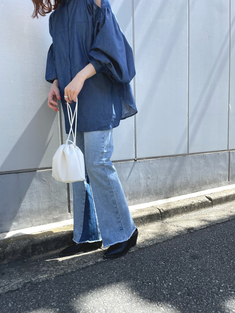 ブルー系のシャツ/ブラウス、ブルー系のデニムパンツ、ホワイト系のショルダーバッグを着用したレディースの夏コーディネートの2枚目の写真