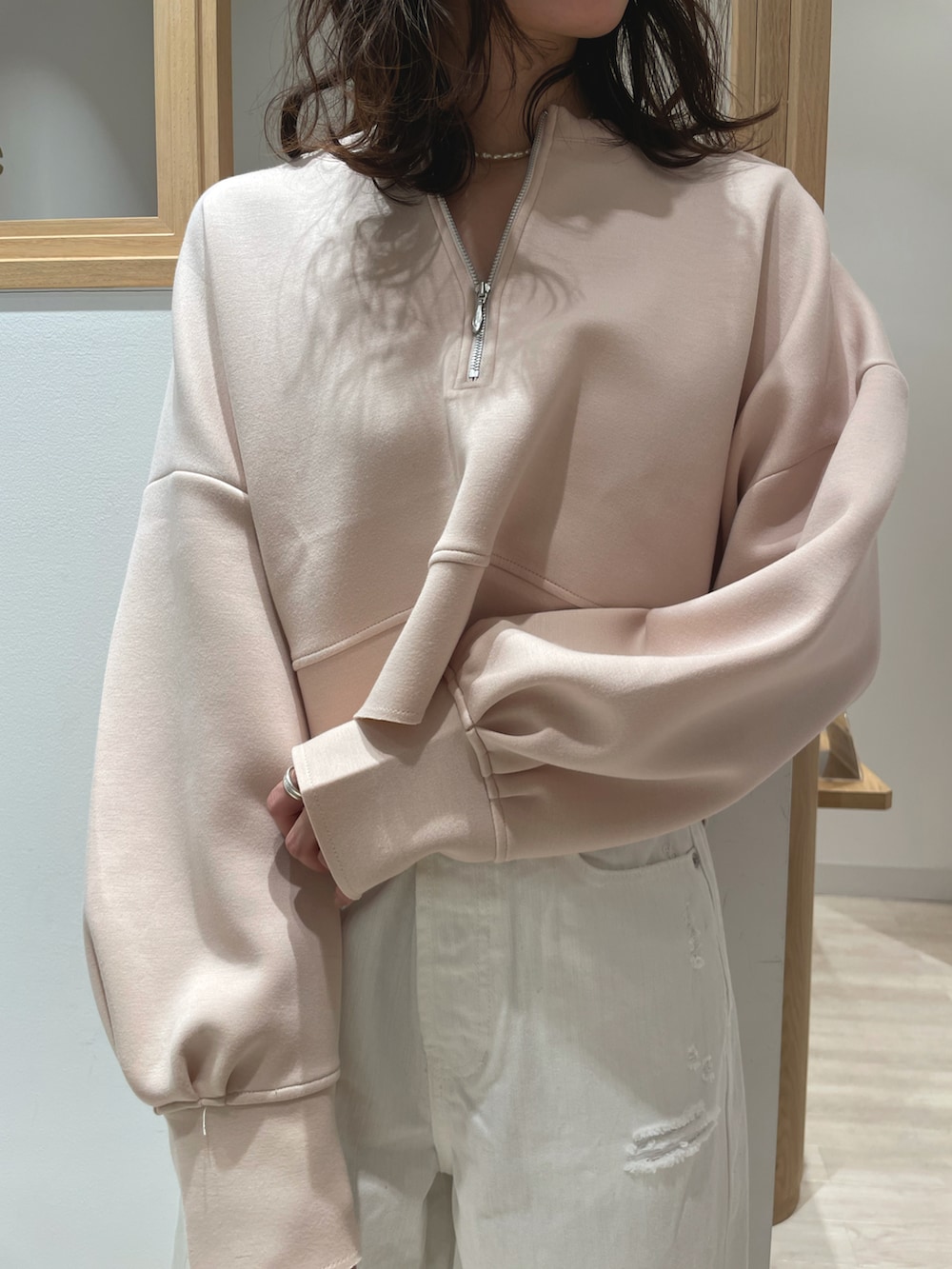 ベージュ系のTシャツ/カットソー、ホワイト系のデニムパンツ、ホワイト系のトートバッグを着用したレディースの春コーディネートの3枚目の写真