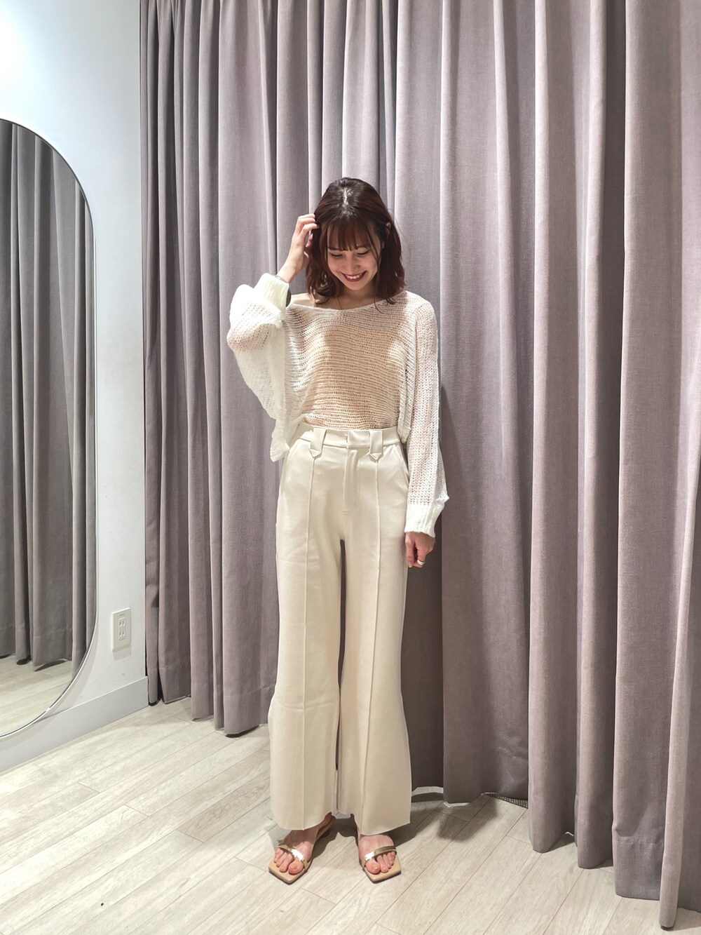 ホワイト系のニット/セーター、ホワイト系のその他パンツ、ベージュ系のサンダルを着用したレディースの夏コーディネートの3枚目の写真