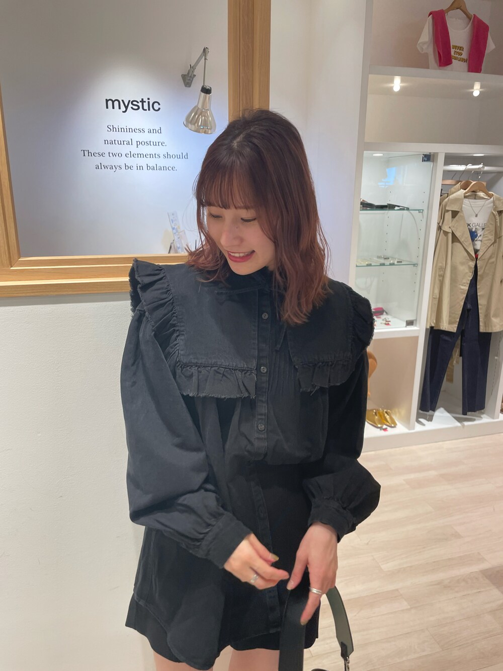 ブラック系のシャツ/ブラウス、ブラック系のその他パンツ、その他のその他を着用したレディースの秋コーディネートの2枚目の写真