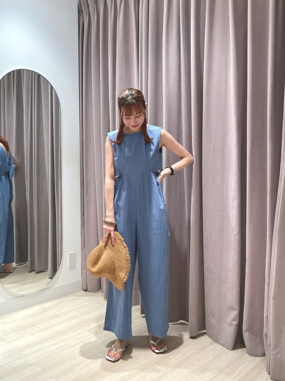 ブルー系のつなぎ/オールインワン、ホワイト系のサンダル、ベージュ系のハットを着用したレディースの夏コーディネートの2枚目の写真