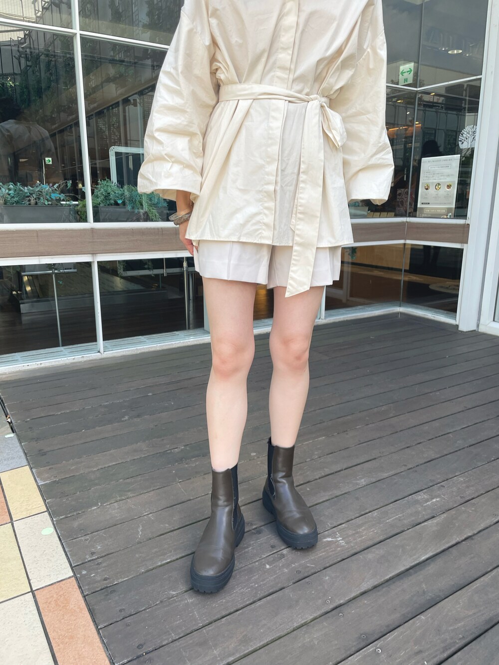 ベージュ系のシャツ/ブラウス、ホワイト系のその他パンツ、グリーン系のブーツを着用したレディースの夏コーディネートの3枚目の写真
