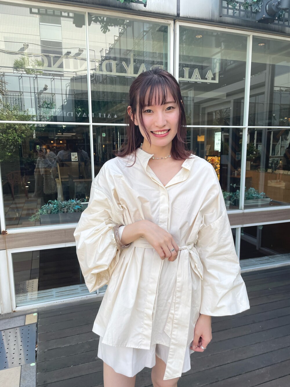 ベージュ系のシャツ/ブラウス、ホワイト系のその他パンツ、グリーン系のブーツを着用したレディースの夏コーディネートの2枚目の写真