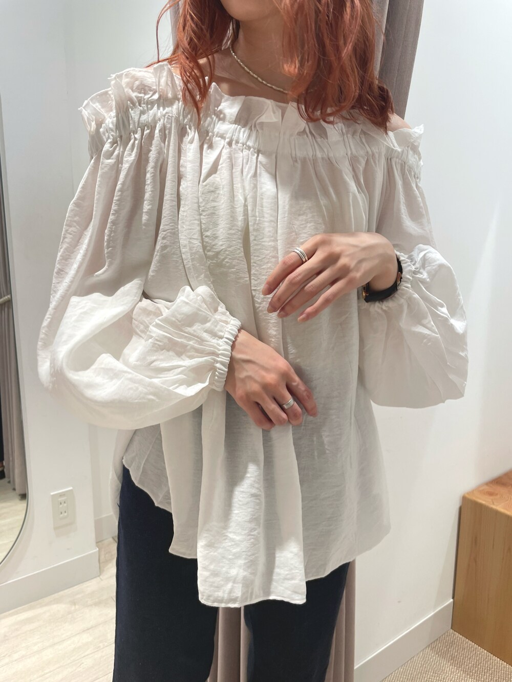 ホワイト系のシャツ/ブラウス、ブルー系のデニムパンツ、グリーン系のショルダーバッグを着用したレディースの夏コーディネートの2枚目の写真