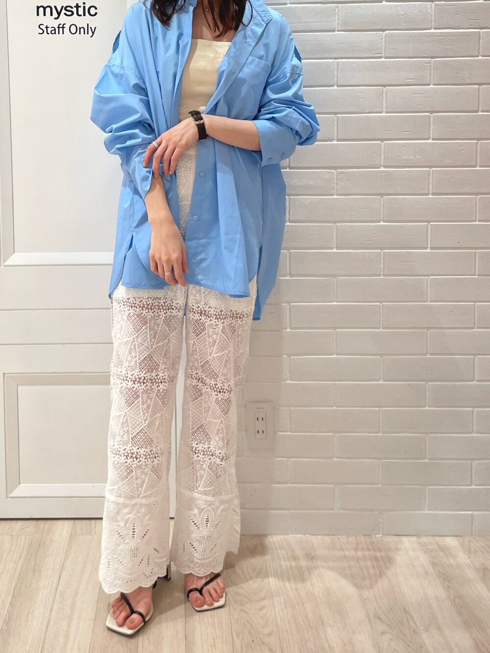 ブルー系のシャツ/ブラウス、ホワイト系のデニムパンツ、ホワイト系のサンダルを着用したレディースの春コーディネートの3枚目の写真