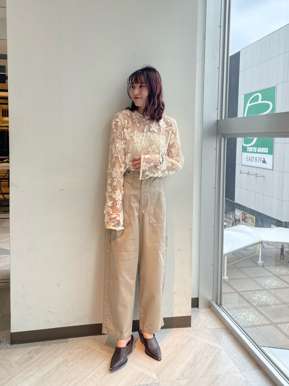 ベージュ系のシャツ/ブラウス、ベージュ系のその他パンツ、ブラウン系のスリッポンを着用したレディースの夏コーディネートの2枚目の写真