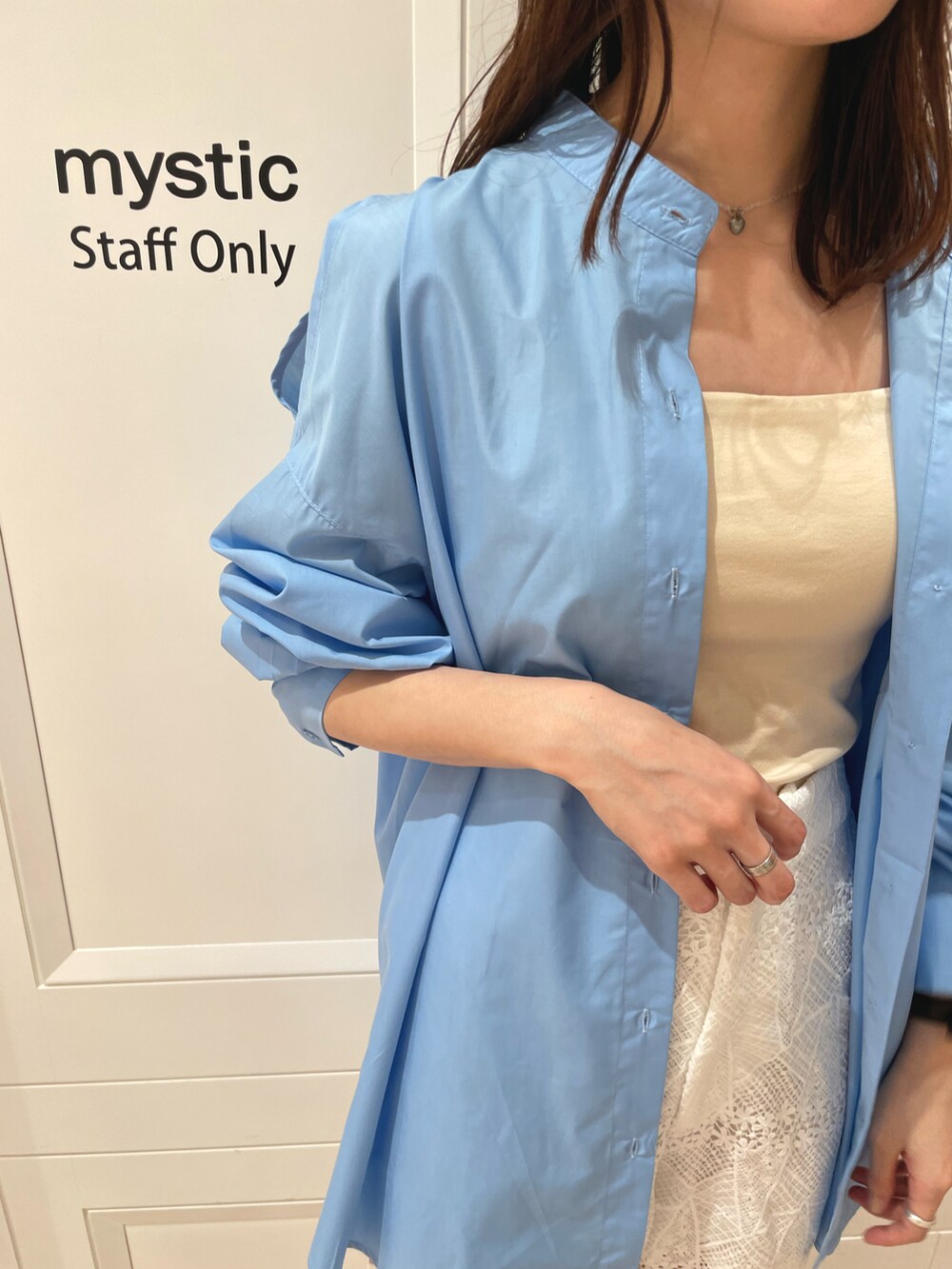 ブルー系のシャツ/ブラウス、ホワイト系のデニムパンツ、ホワイト系のサンダルを着用したレディースの春コーディネートの2枚目の写真