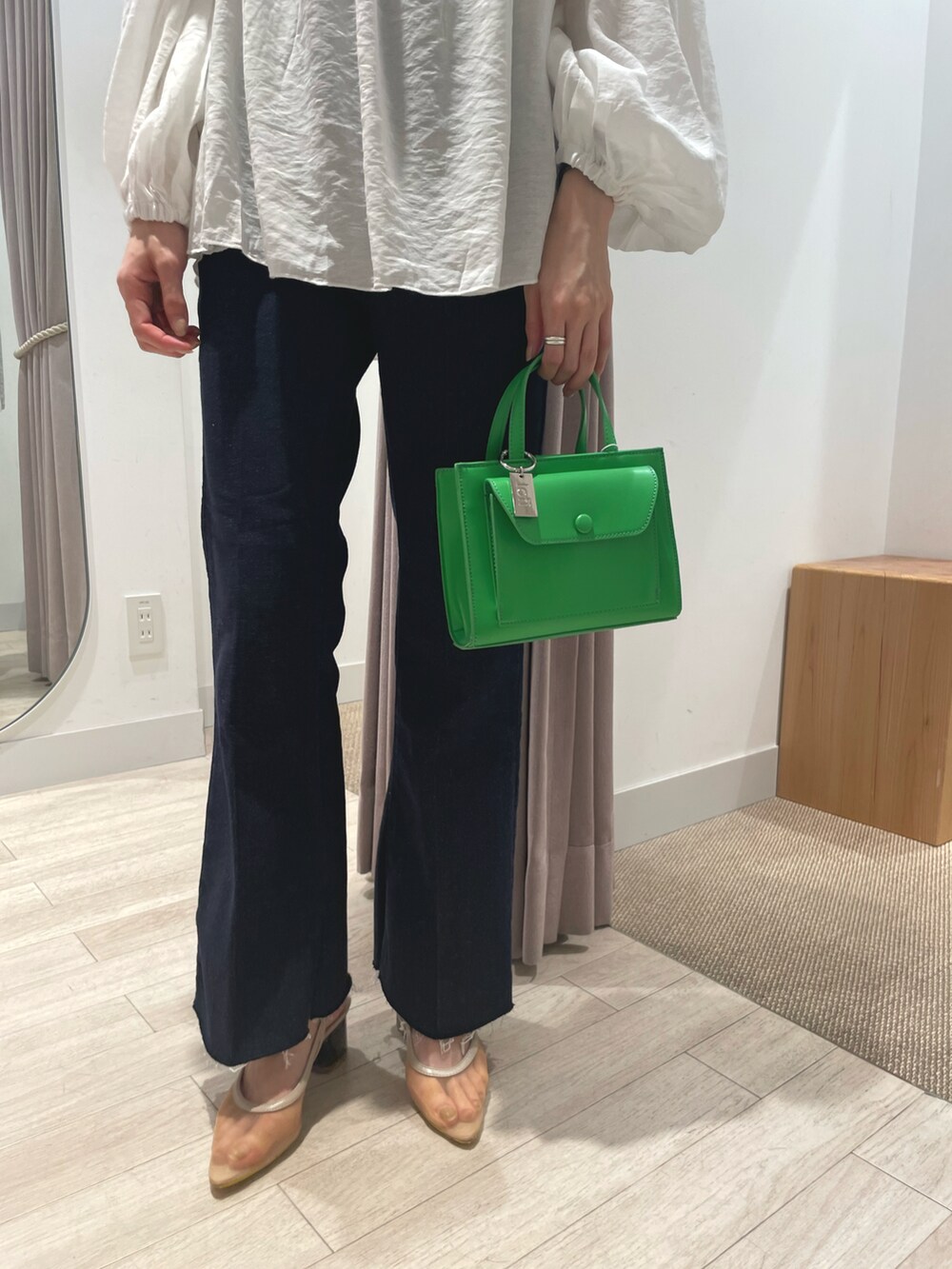 ホワイト系のシャツ/ブラウス、ブルー系のデニムパンツ、グリーン系のショルダーバッグを着用したレディースの夏コーディネートの3枚目の写真