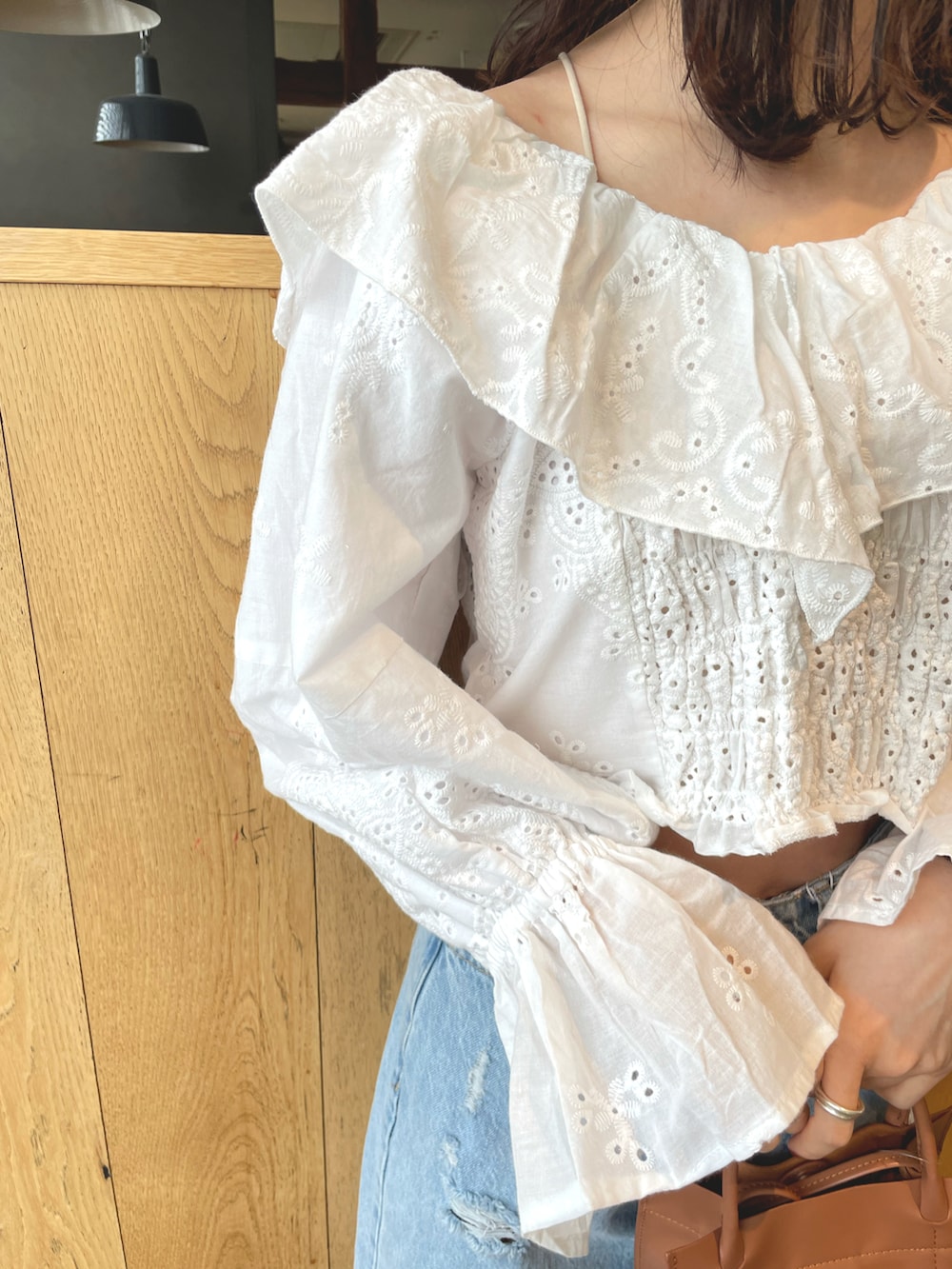 ホワイト系のシャツ/ブラウス、ブルー系のデニムパンツ、イエロー系のトートバッグを着用したレディースの春コーディネートの3枚目の写真