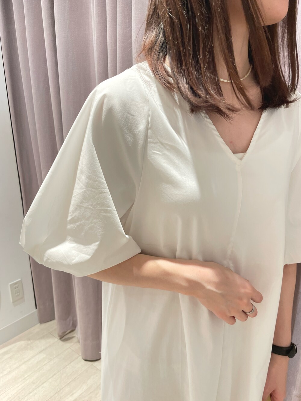 ホワイト系のワンピース、イエロー系のショルダーバッグ、シルバー系のサンダルを着用したレディースの春コーディネートの2枚目の写真