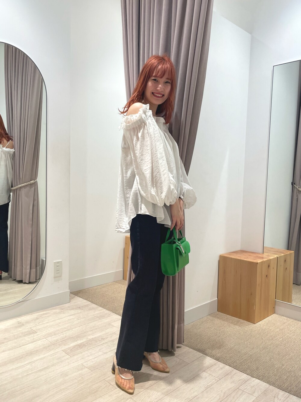 ホワイト系のシャツ/ブラウス、ブルー系のデニムパンツ、グリーン系のショルダーバッグを着用したレディースの夏コーディネートの4枚目の写真