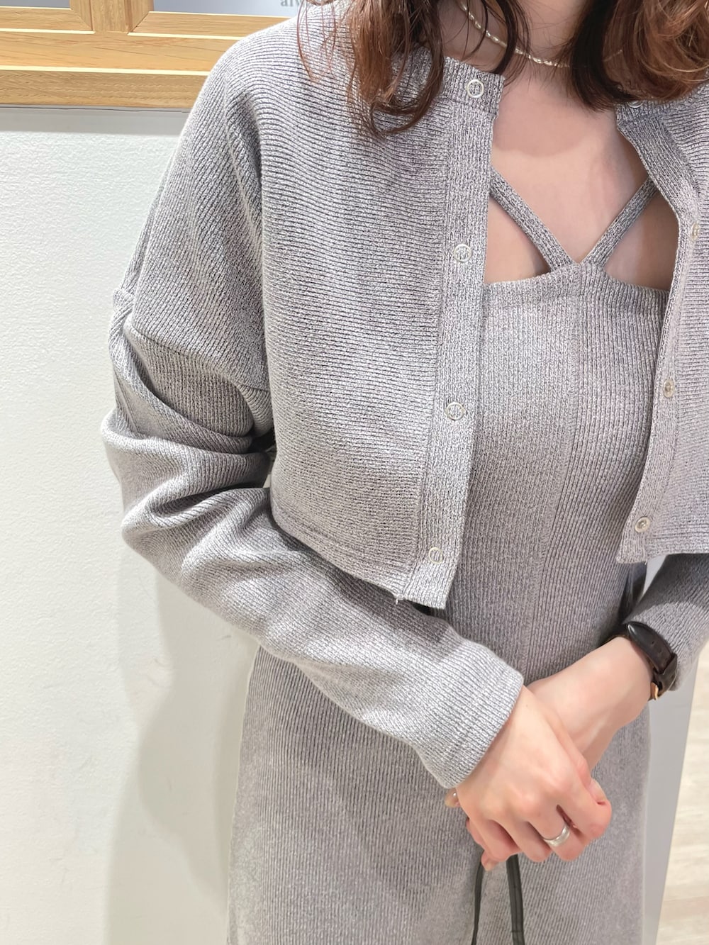 ブラック系のワンピース、ブラック系のトートバッグ、ブラック系のサンダルを着用したレディースの春コーディネートの2枚目の写真