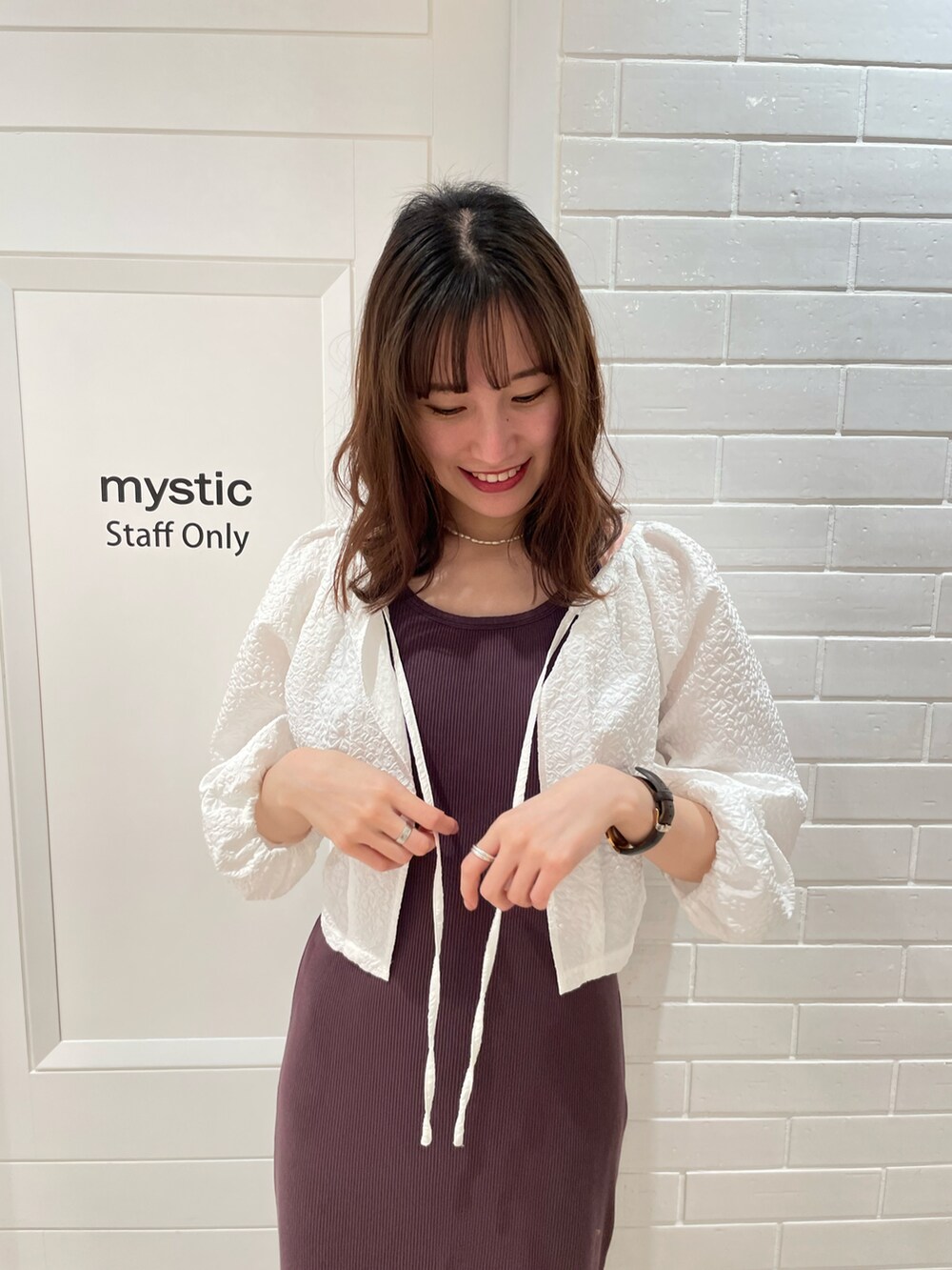 ホワイト系のシャツ/ブラウス、ブラック系のトートバッグ、ブラック系のローファーを着用したレディースの春コーディネートの2枚目の写真