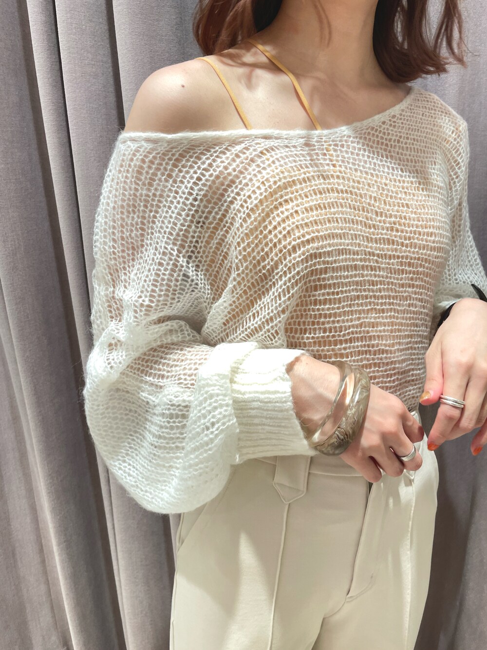 ホワイト系のニット/セーター、ホワイト系のその他パンツ、ベージュ系のサンダルを着用したレディースの夏コーディネートの2枚目の写真