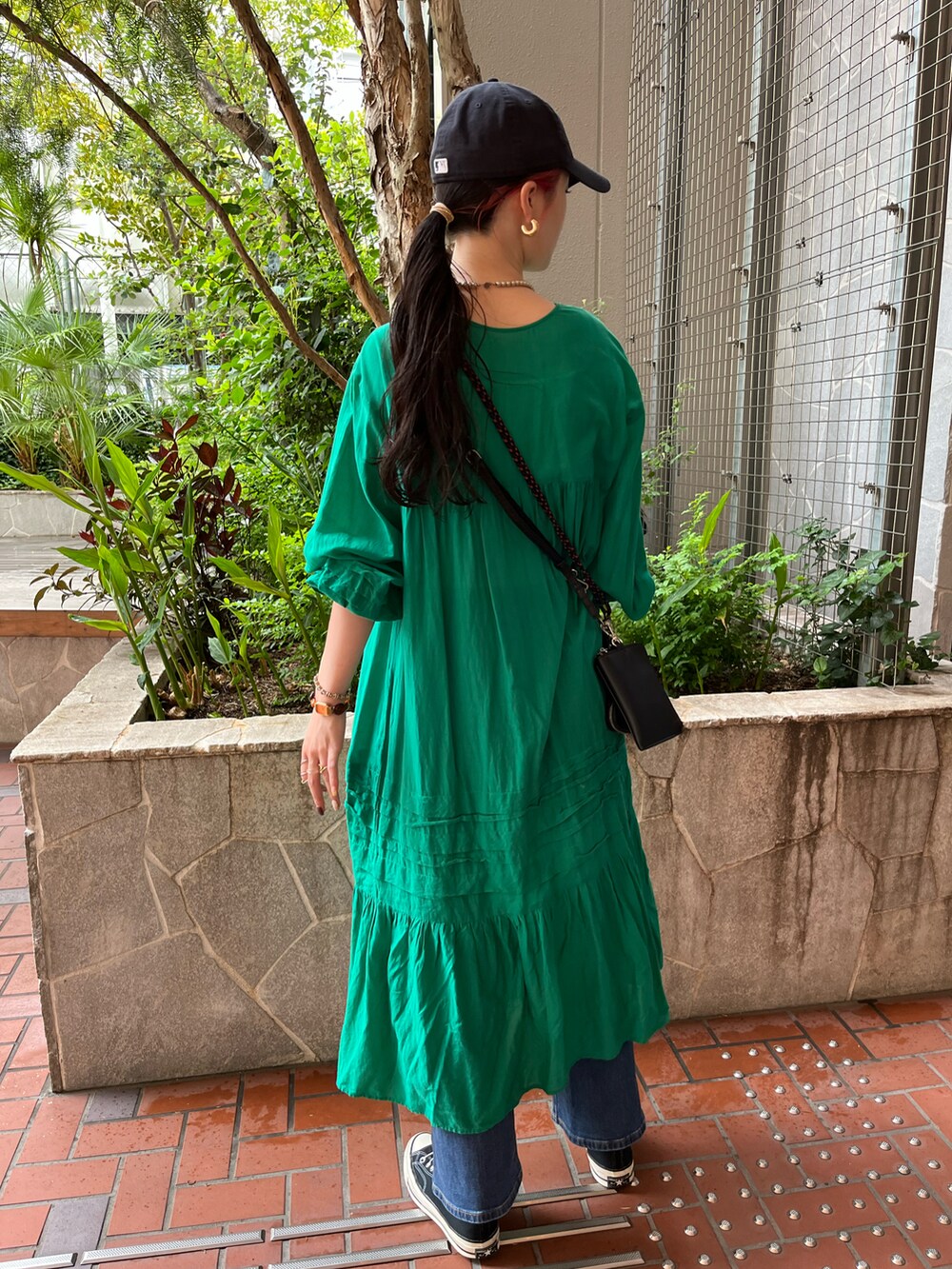 グリーン系のワンピースを着用したレディースの春コーディネートの3枚目の写真