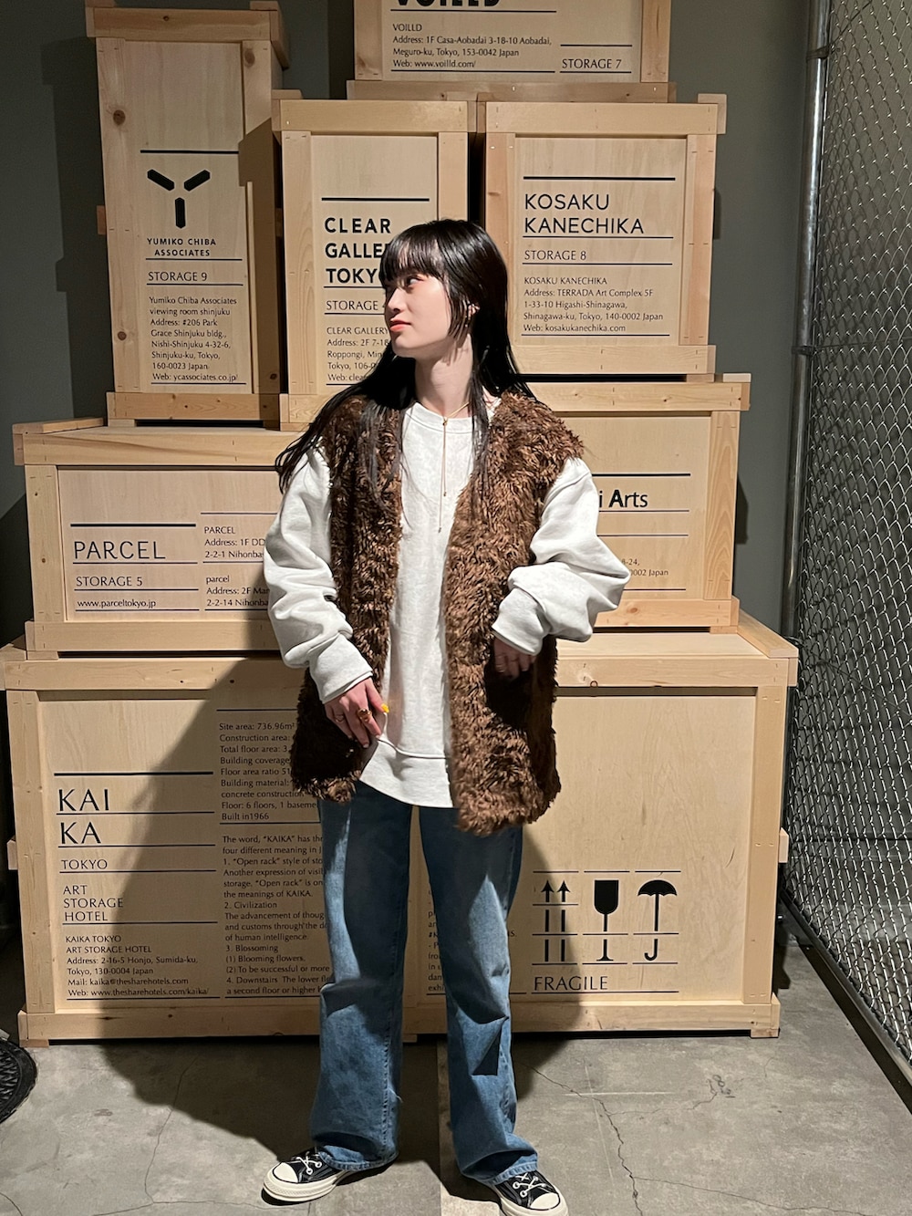 ブラウン系のベストを着用したレディースの冬コーディネートの2枚目の写真