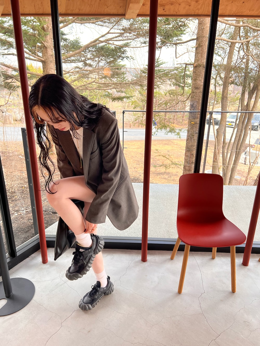 ブラウン系のジャケット/アウター、ブラック系のパンツ、ブラック系のスニーカーを着用したレディースの春コーディネートの3枚目の写真