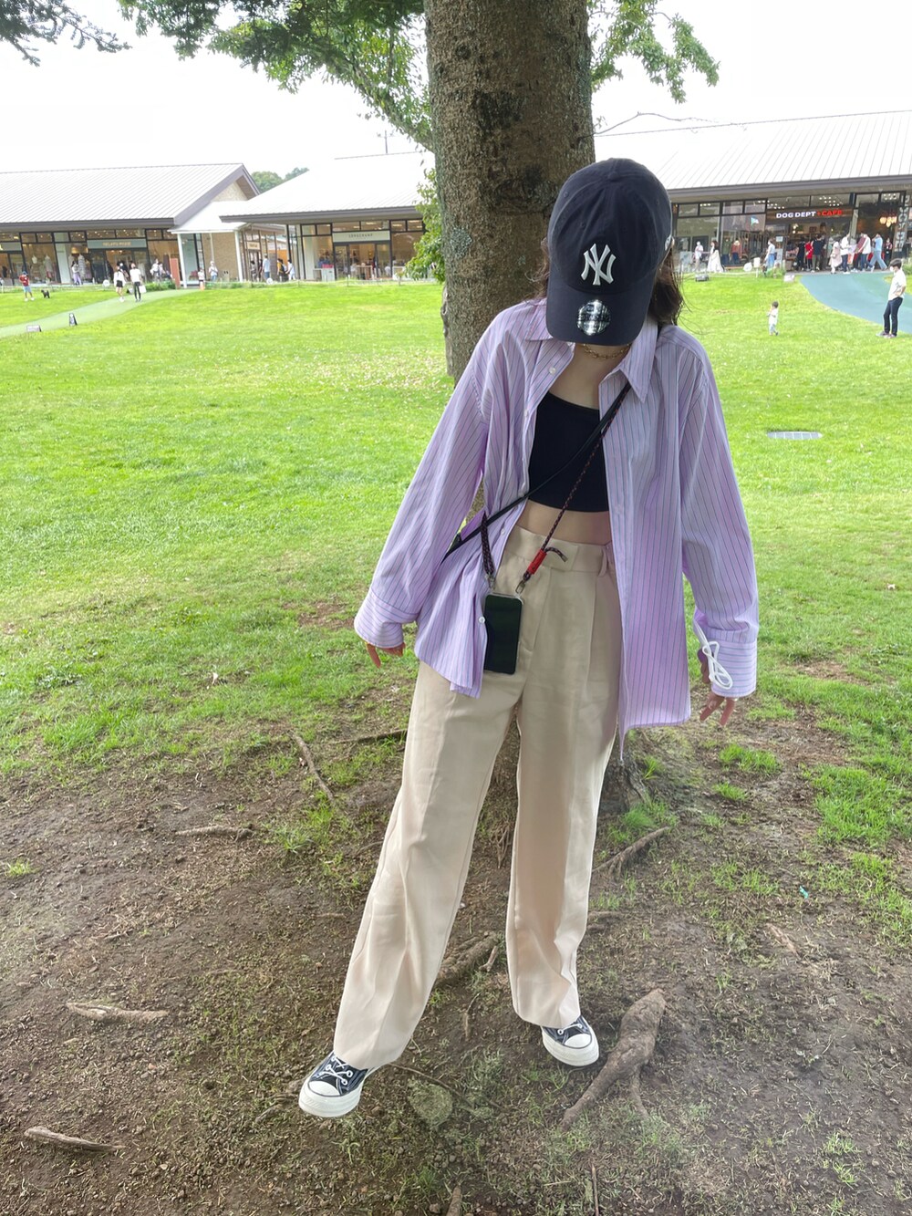 ベージュ系のパンツを着用したレディースの秋コーディネートの2枚目の写真