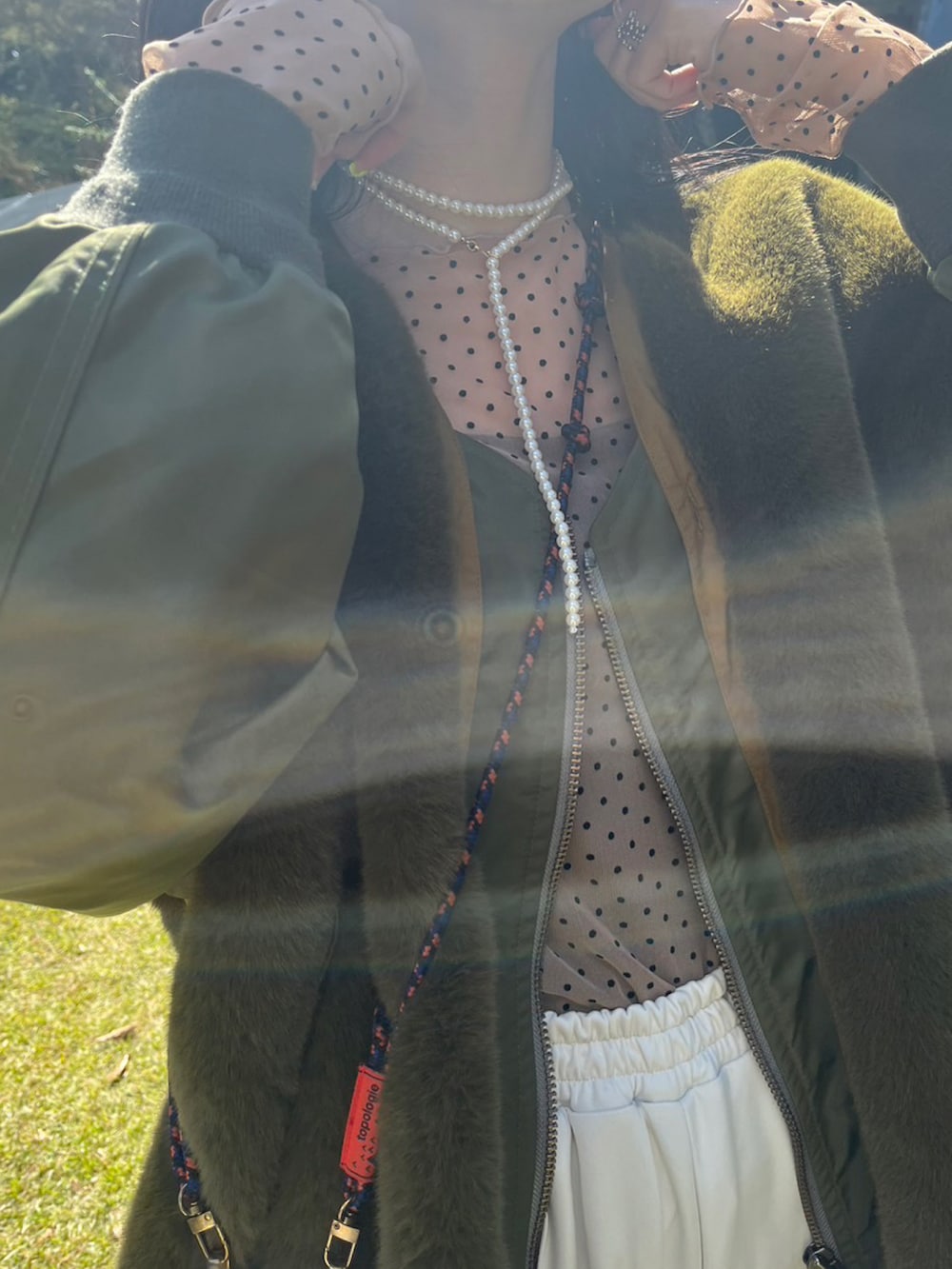 ベージュ系のTシャツ/カットソー、ホワイト系のその他パンツ、グリーン系のノーカラージャケットを着用したレディースの秋コーディネートの3枚目の写真