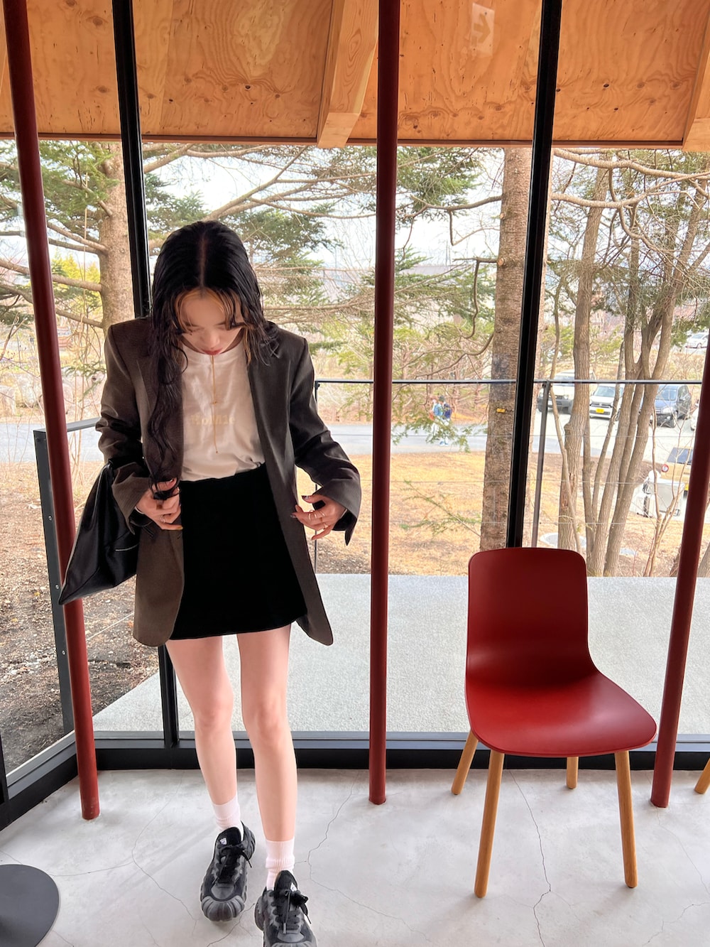 ブラウン系のジャケット/アウター、ブラック系のパンツ、ブラック系のスニーカーを着用したレディースの春コーディネートの2枚目の写真