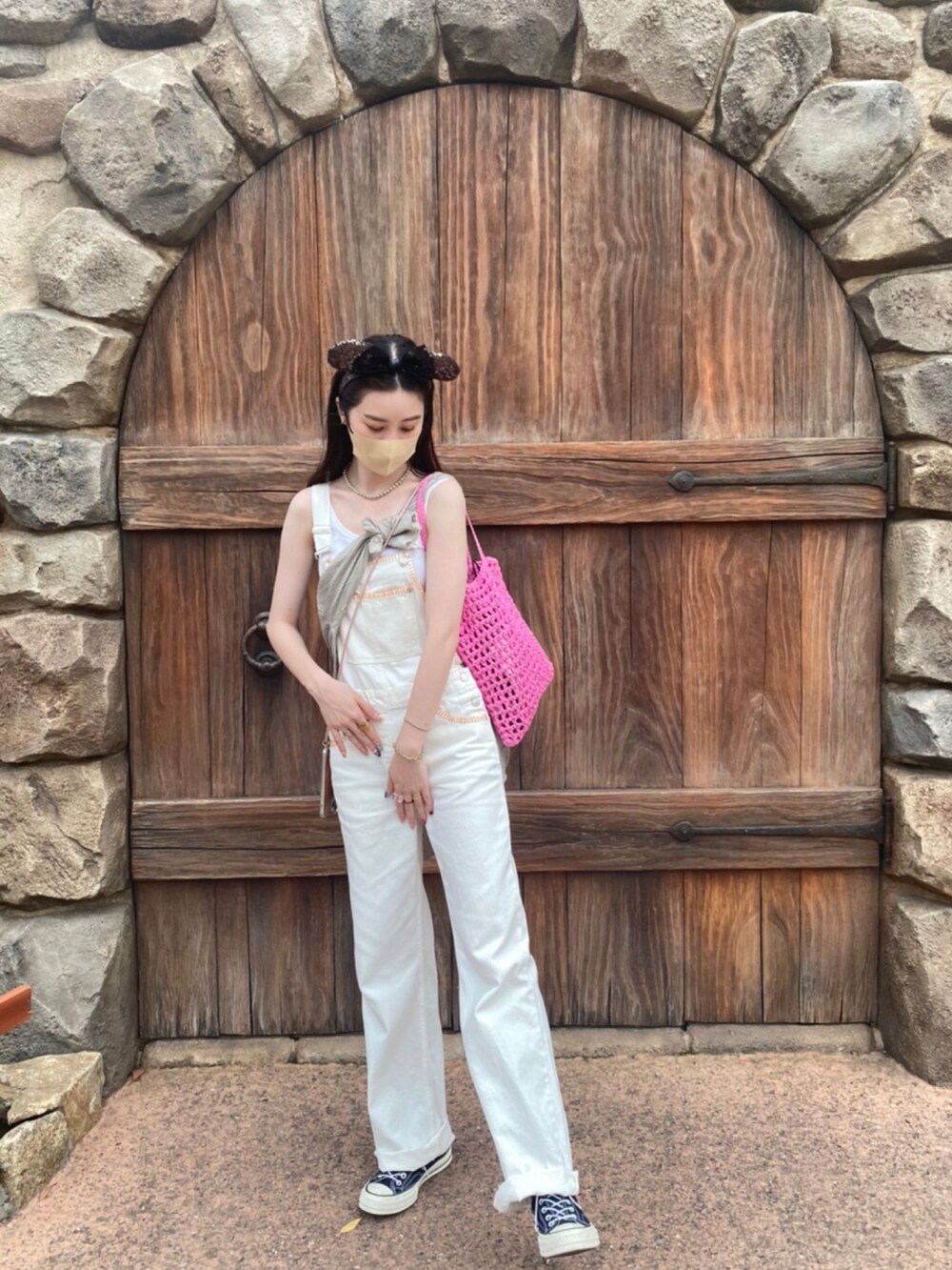 ホワイト系のオールインワン・サロペット、ピンク系のバッグを着用したレディースの夏コーディネートの4枚目の写真