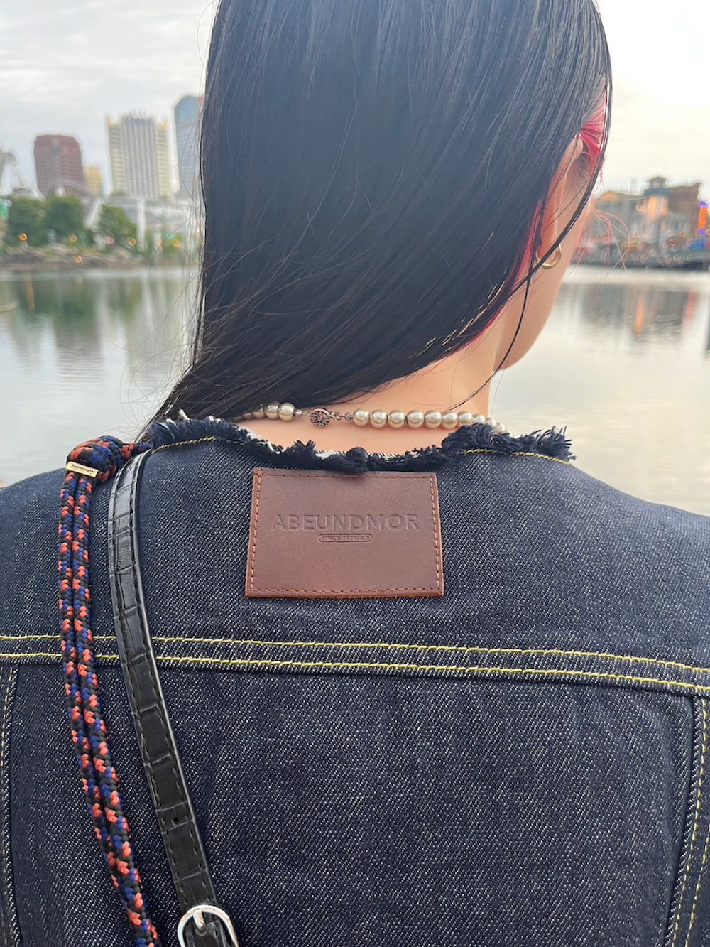 グリーン系のカーゴパンツを着用したレディースの夏コーディネートの3枚目の写真