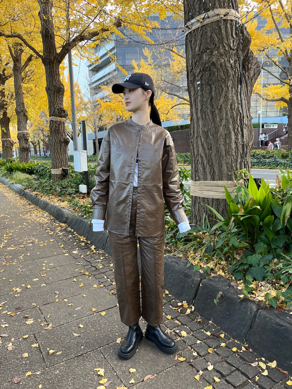 ブラウン系のシャツ/ブラウス、ブラウン系のその他パンツ、ブラック系のブーツを着用したレディースの冬コーディネートの2枚目の写真