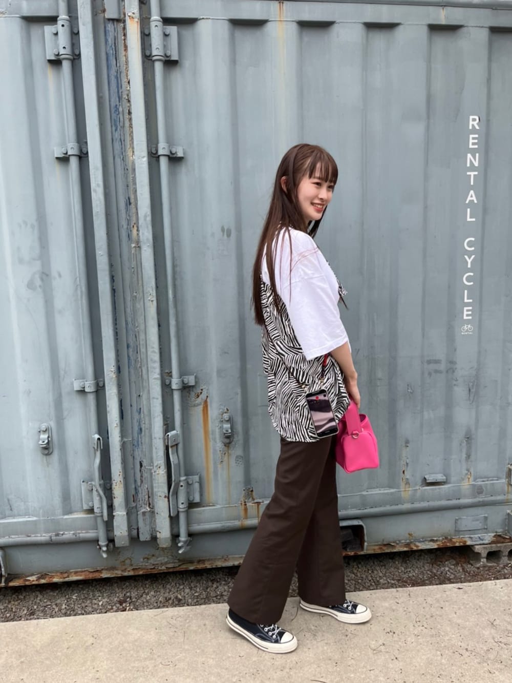 ブラック系のシャツ/ブラウスを着用したレディースの夏コーディネートの2枚目の写真