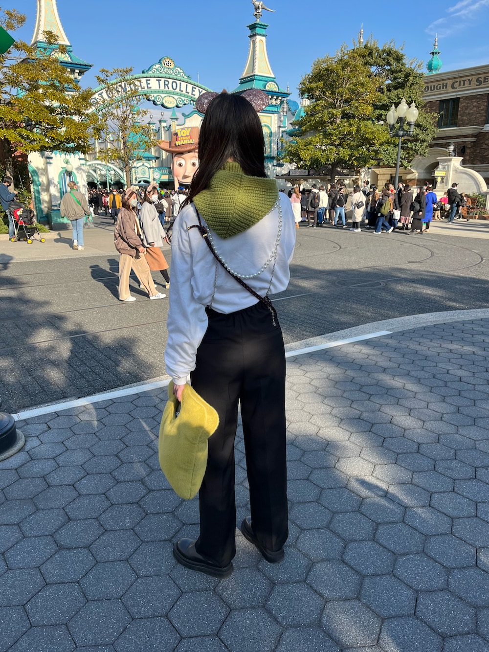 ベージュ系のノーカラージャケット、ブラック系のその他パンツを着用したレディースの冬コーディネートの2枚目の写真