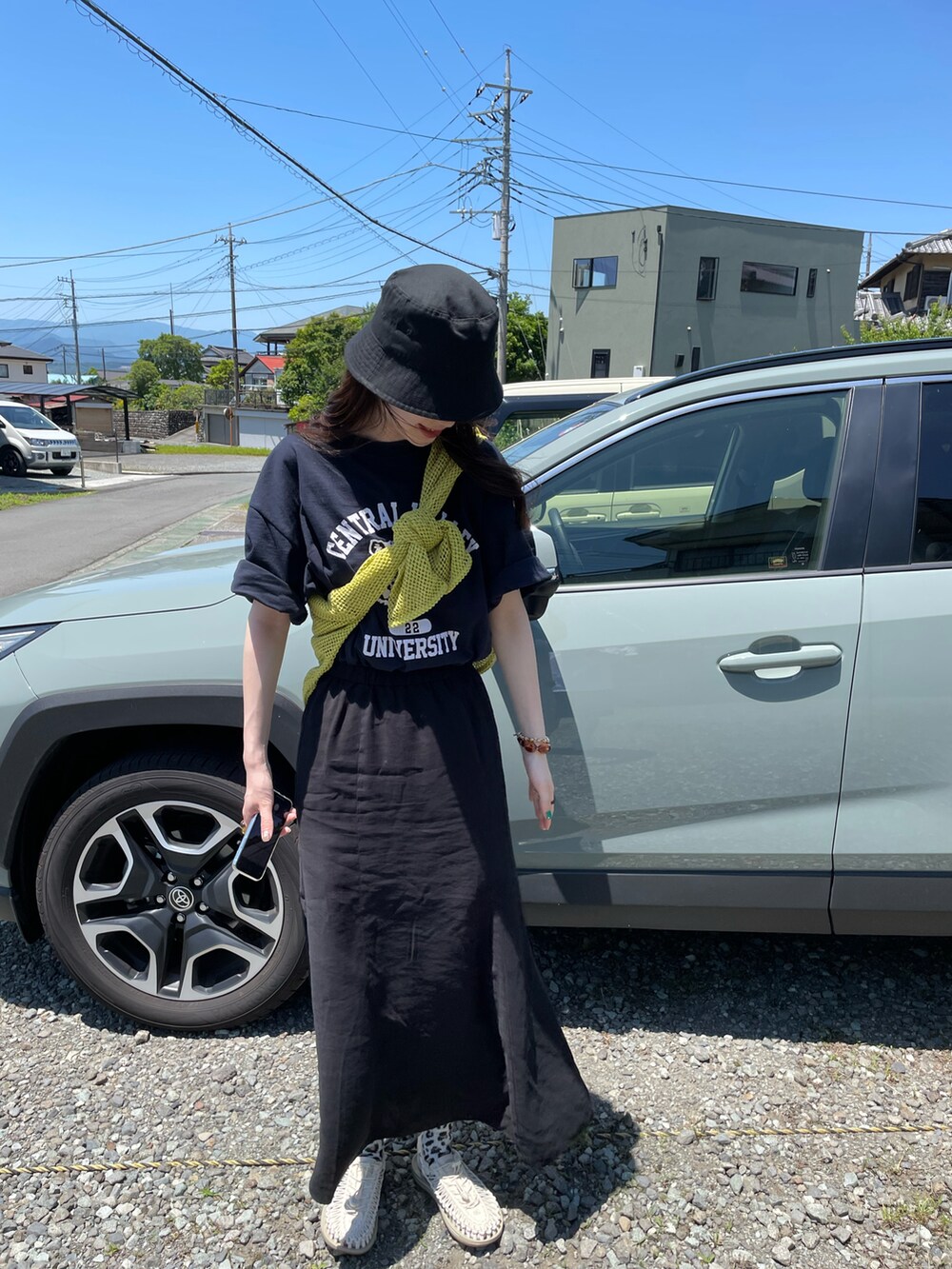 ブルー系のTシャツ/カットソー、イエロー系のTシャツ/カットソー、ホワイト系のサンダルを着用したレディースの春コーディネートの2枚目の写真