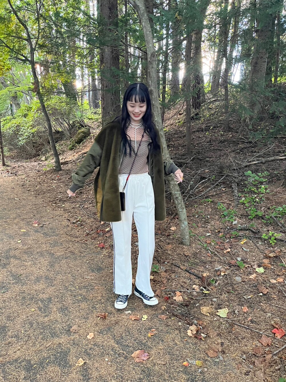 ベージュ系のTシャツ/カットソー、ホワイト系のその他パンツ、グリーン系のノーカラージャケットを着用したレディースの秋コーディネートの2枚目の写真