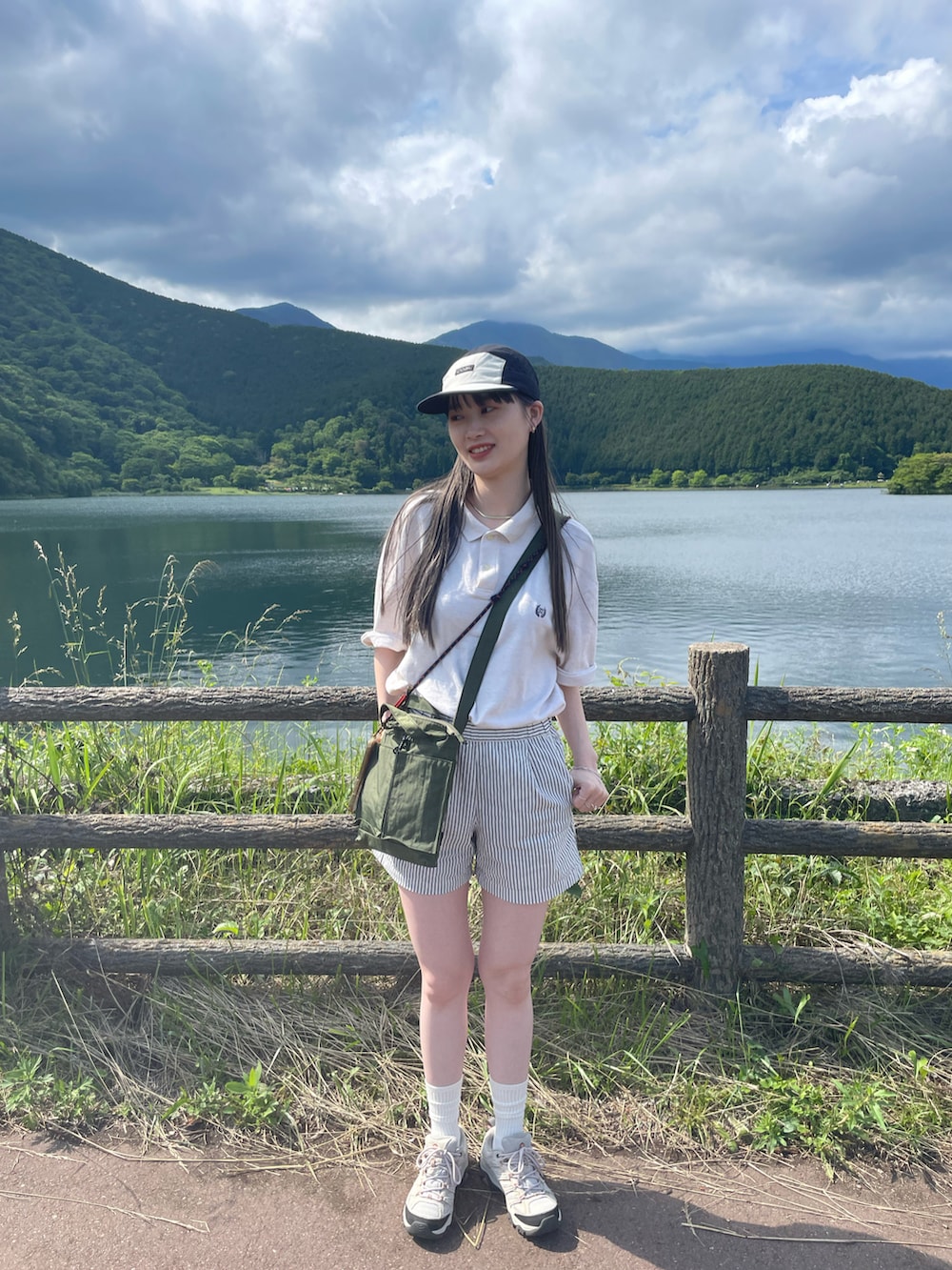 ベージュ系のスニーカー、ブラック系のその他パンツ、ベージュ系のポロシャツを着用したレディースの夏コーディネートの2枚目の写真