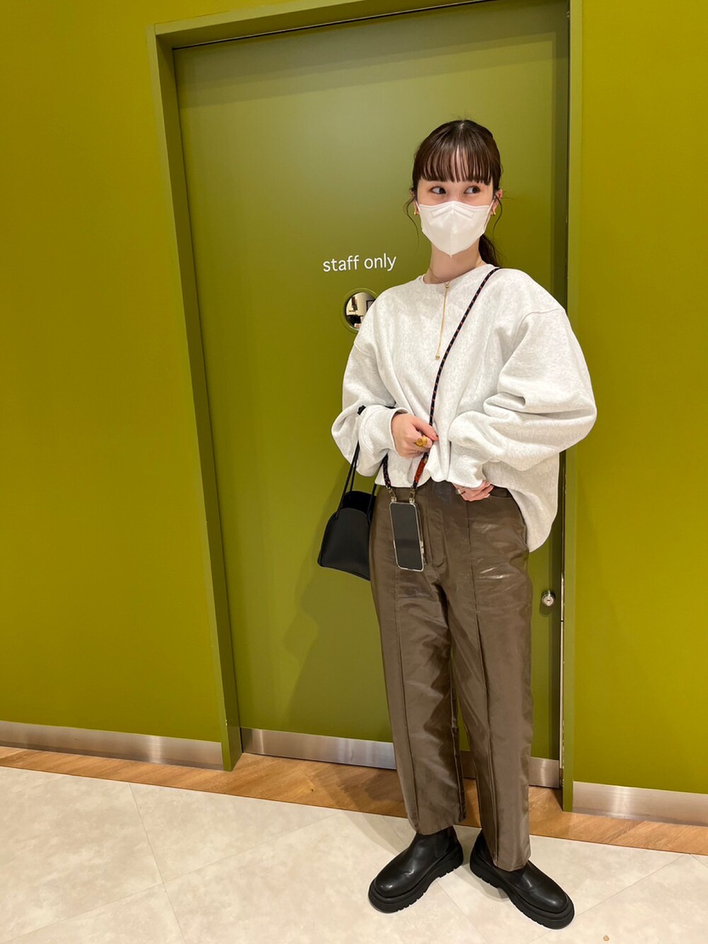 ブラウン系のその他パンツ、ホワイト系のトップス、ブラック系のバッグを着用したレディースの秋コーディネートの2枚目の写真