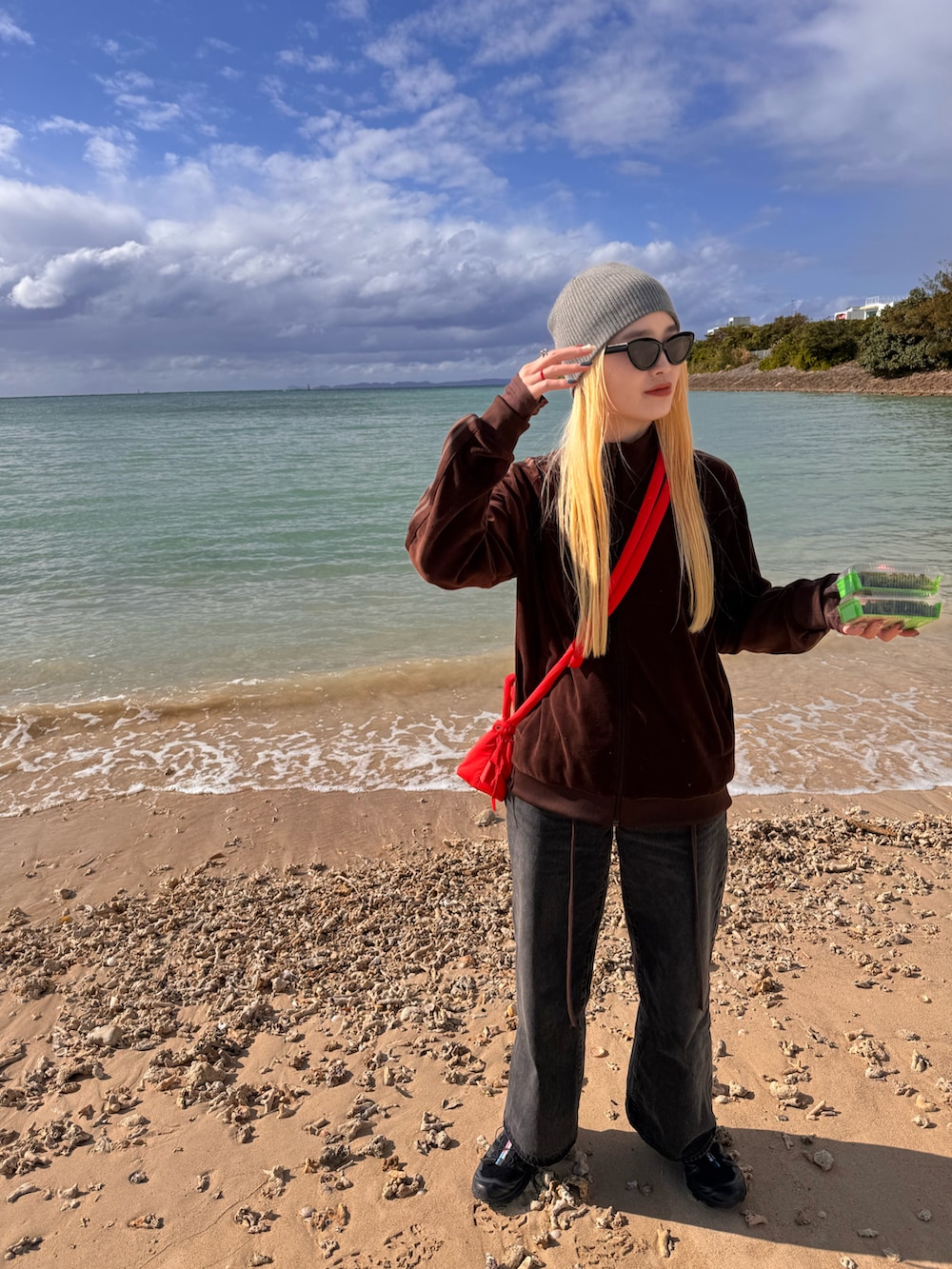 ブラック系のデニムパンツ、ブラック系のスニーカー、ブラウン系のジャケット/アウターを着用したレディースの冬コーディネートの2枚目の写真