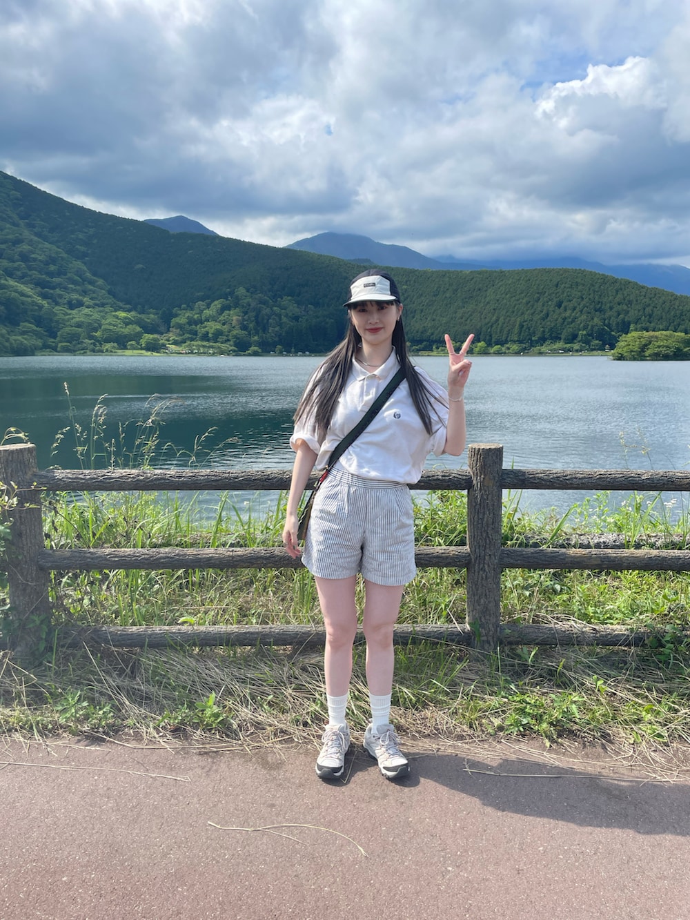 ベージュ系のスニーカー、ブラック系のその他パンツ、ベージュ系のポロシャツを着用したレディースの夏コーディネートの3枚目の写真