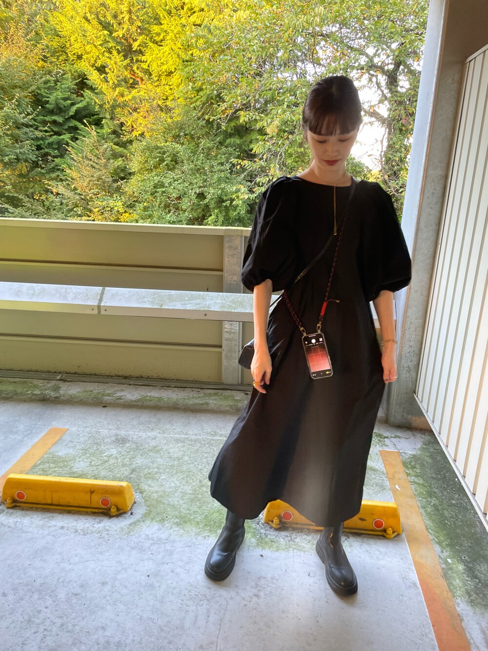 ブラック系のワンピース/ドレスを着用したレディースの秋コーディネートの3枚目の写真