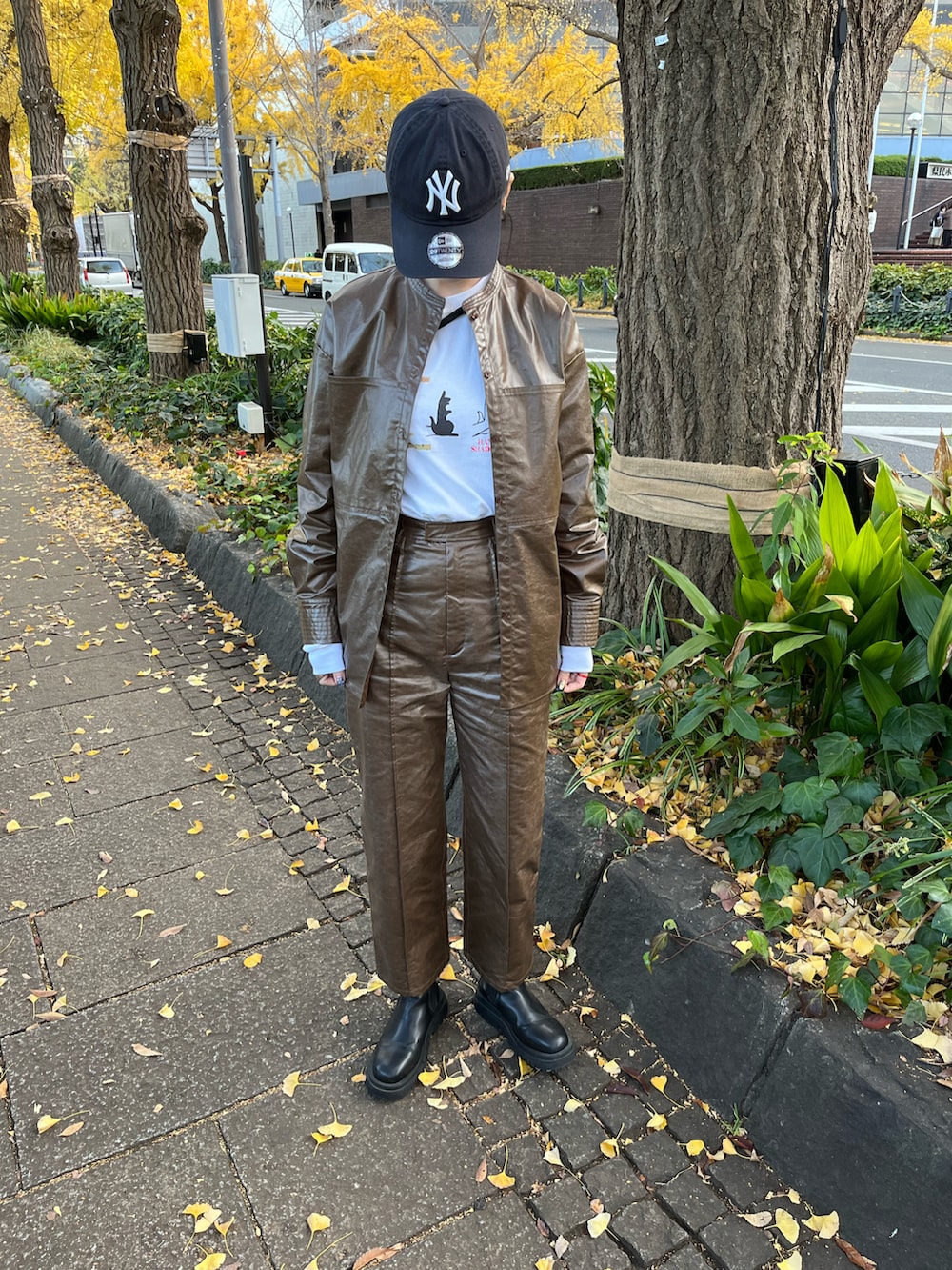 ブラウン系のシャツ/ブラウス、ブラウン系のその他パンツ、ブラック系のブーツを着用したレディースの冬コーディネートの3枚目の写真