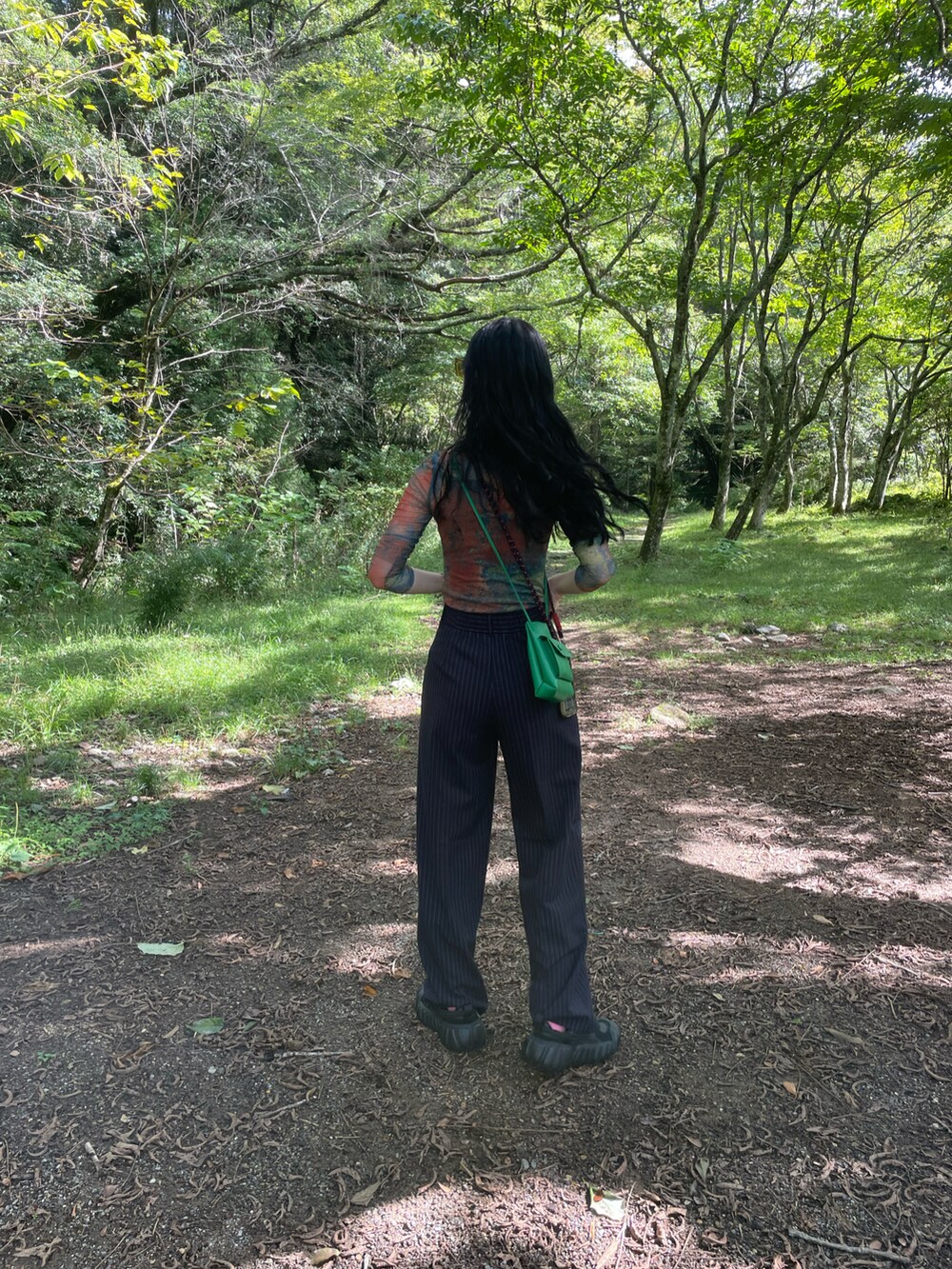 その他のトップス、ブラック系のパンツ、ブラック系のスニーカーを着用したレディースの秋コーディネートの2枚目の写真