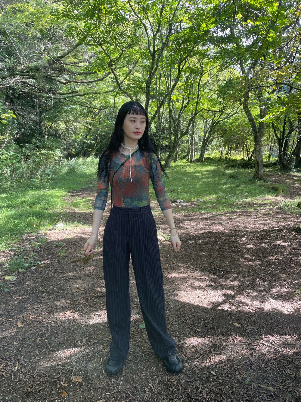 その他のトップス、ブラック系のパンツ、ブラック系のスニーカーを着用したレディースの秋コーディネートの3枚目の写真