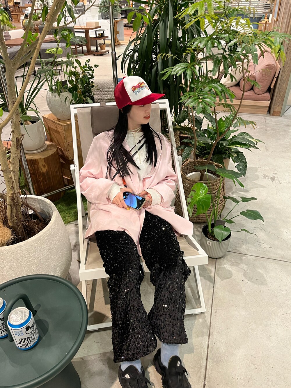 ピンク系のジャケット/アウター、レッド系のキャップを着用したレディースの秋コーディネートの2枚目の写真