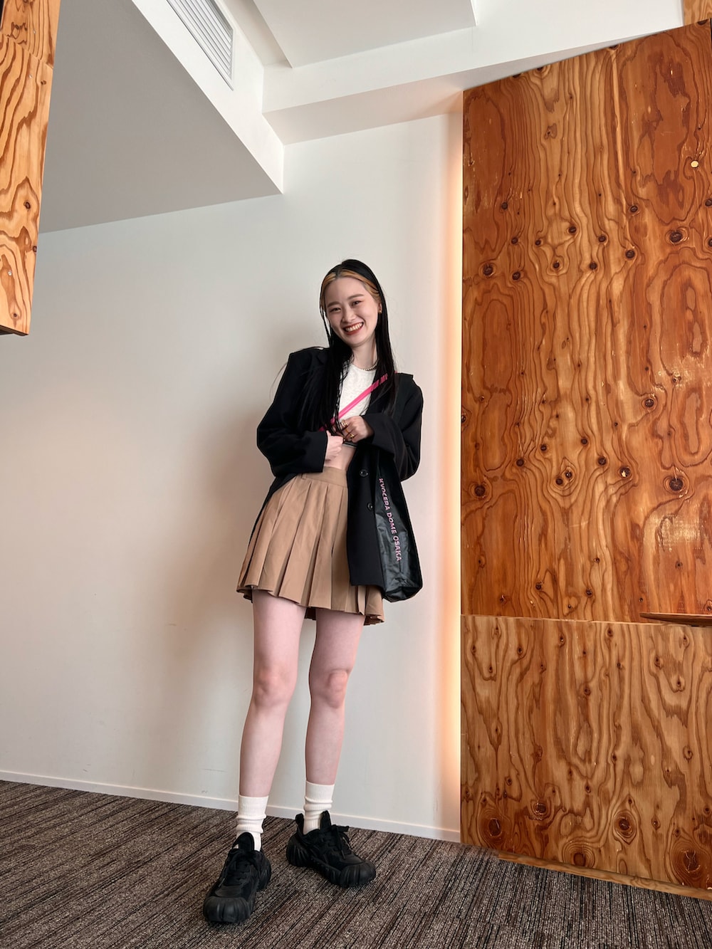 ブラック系のジャケット/アウター、グレー系のタンクトップ、ブラウン系のスカートを着用したレディースの春コーディネートの3枚目の写真