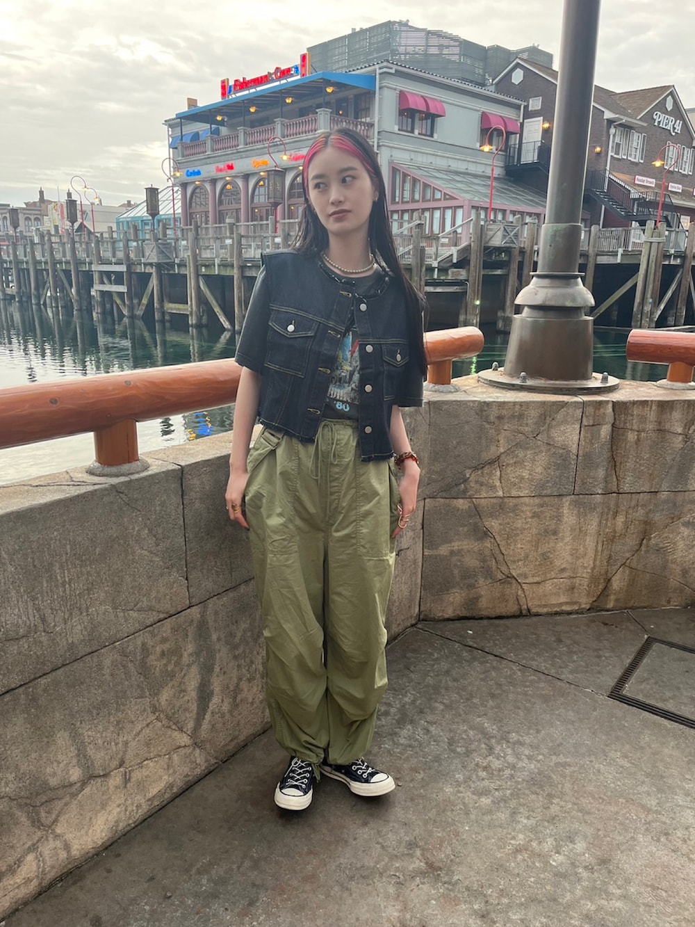 グリーン系のカーゴパンツを着用したレディースの夏コーディネートの2枚目の写真